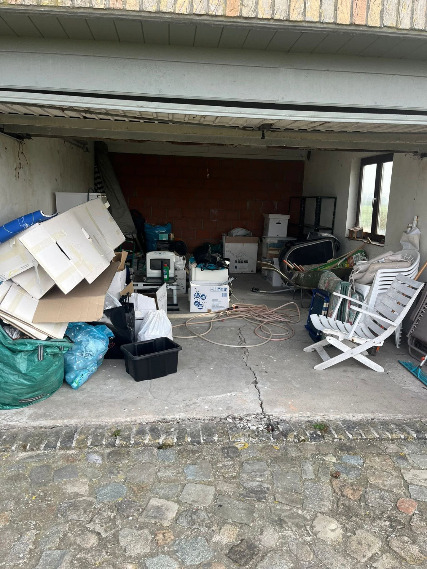 Garage vol dozen en gereedschap bij een volledige ontruiming van woning en bijgebouwen
