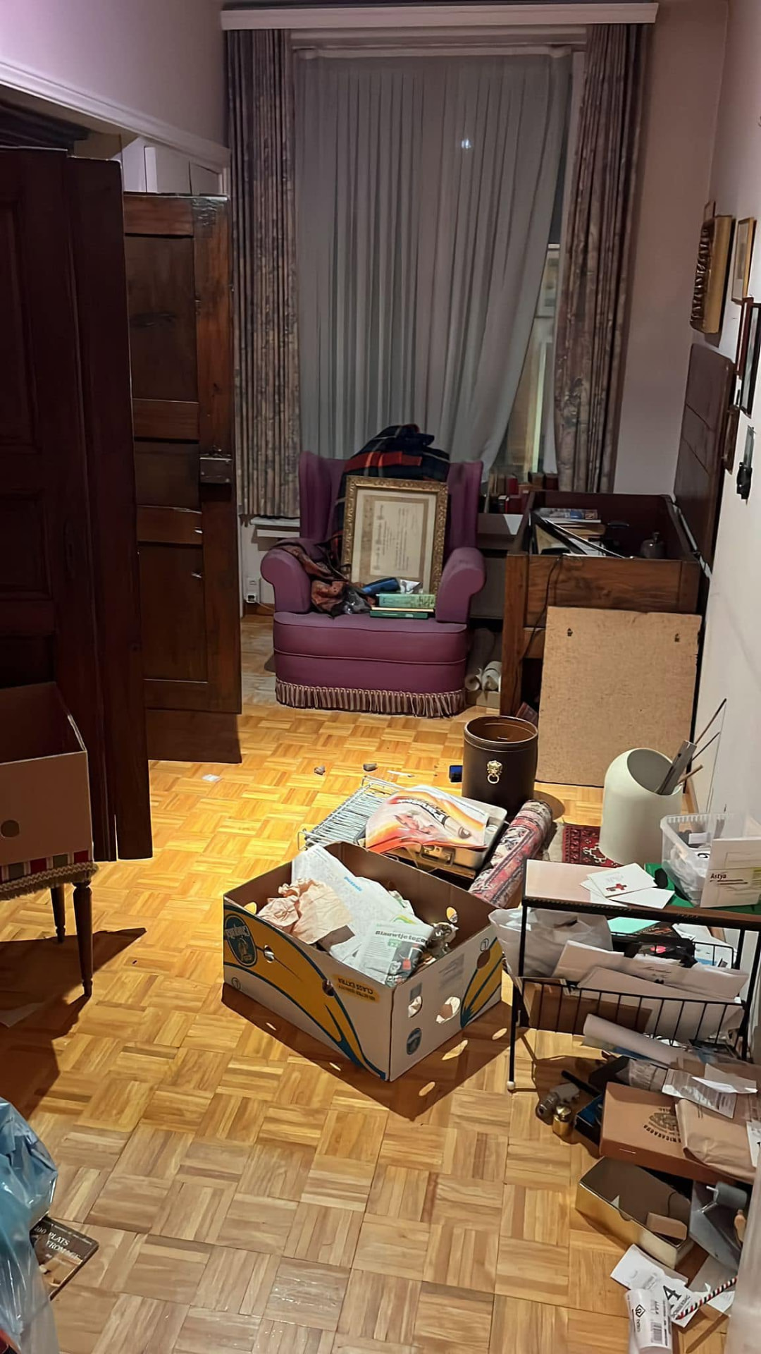 Kamer met meubels en achtergelaten spullen in een volledig te ontruimen woning