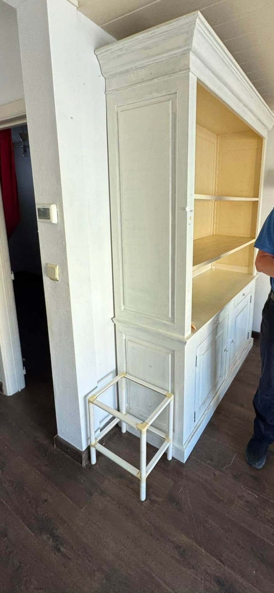 Inboedel verwijderen uit studio in Knokke: grote buffetkast vóór de opruiming
