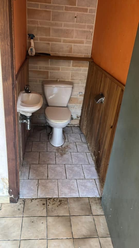 Hetzelfde toilet leeggemaakt en gereinigd na de volledige ontruiming van de woning