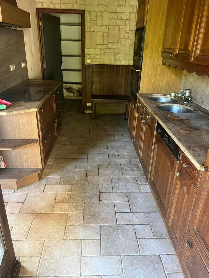 Dezelfde keuken en doorgang volledig leeg na de ontruiming van de woning