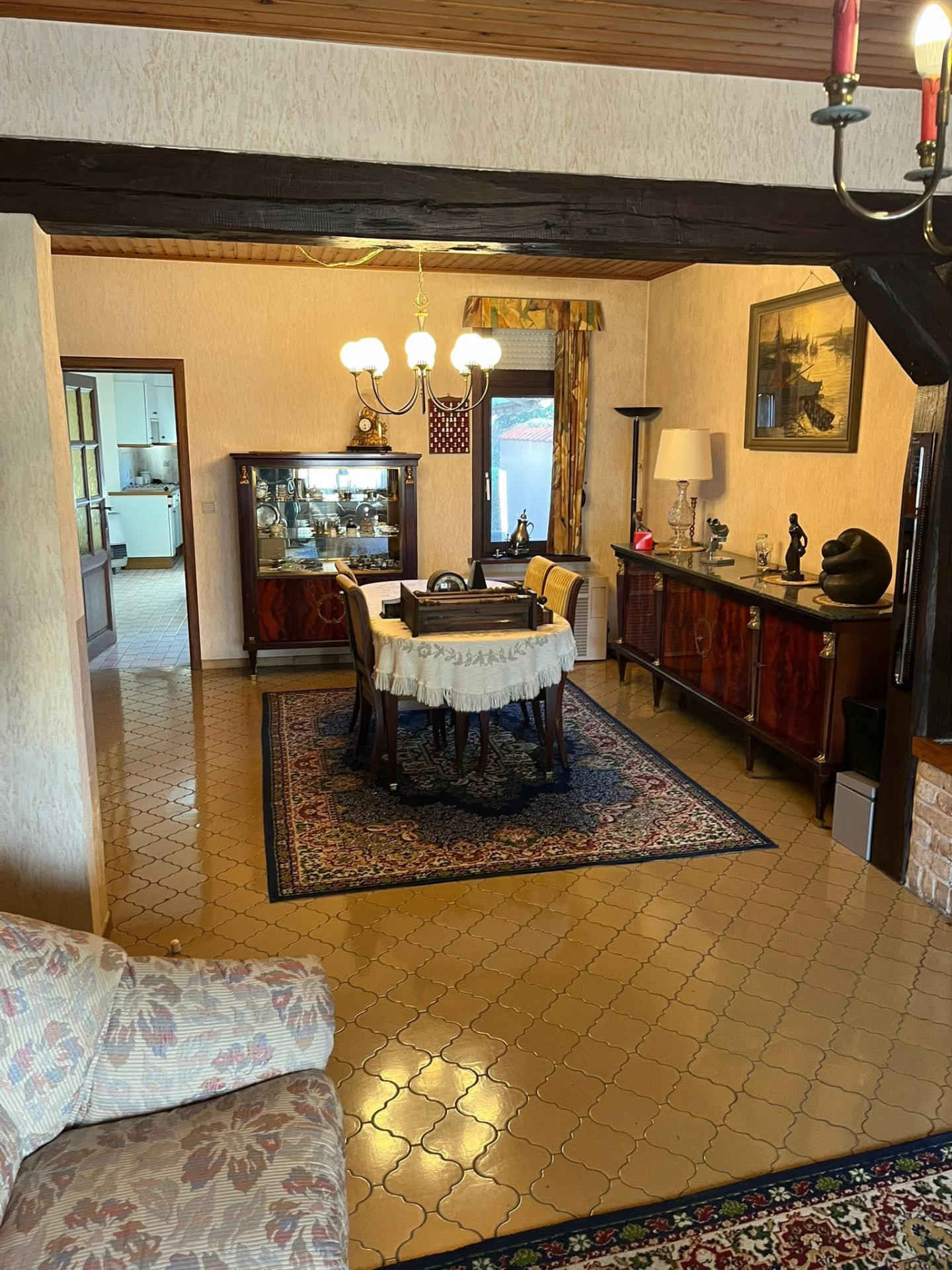 Woonkamer van een volledig te ontruimen woning met meubels, kasten en tapijten vóór de ontruiming