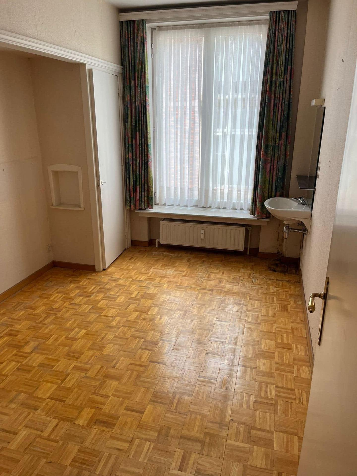Dezelfde kamer volledig leeg en geveegd na de ontruiming van de woning