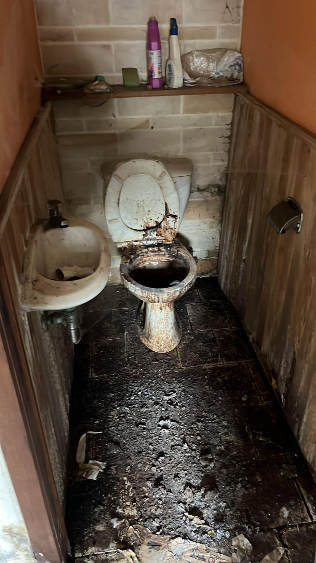 Sterk vervuild toilet in een verwaarloosde woning vóór de ontruiming en reiniging