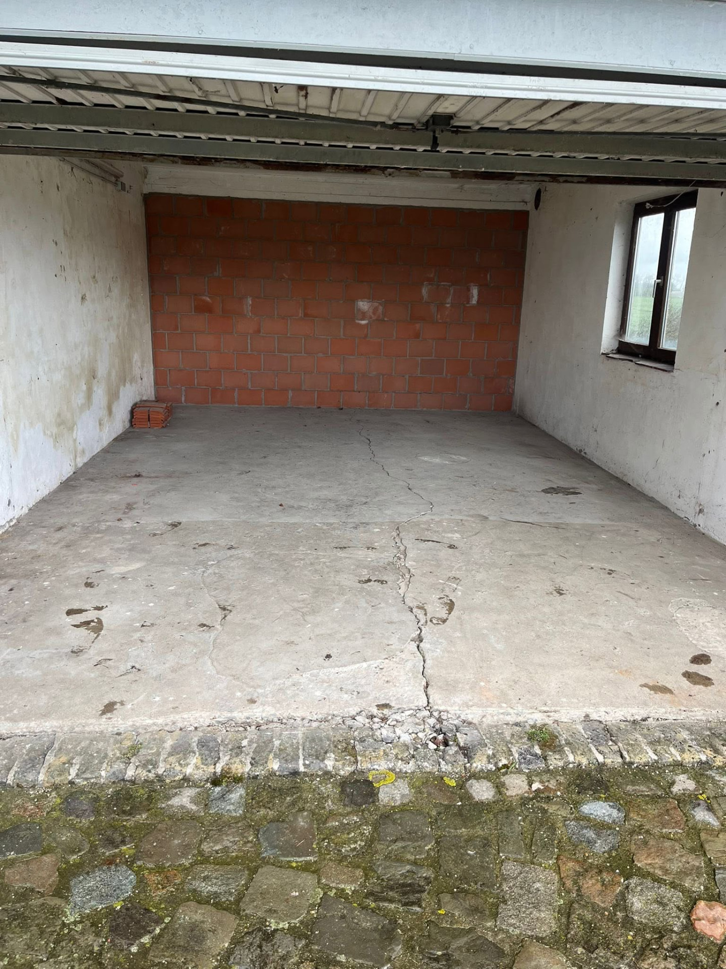 Dezelfde garage leeg en geveegd na de volledige ontruiming