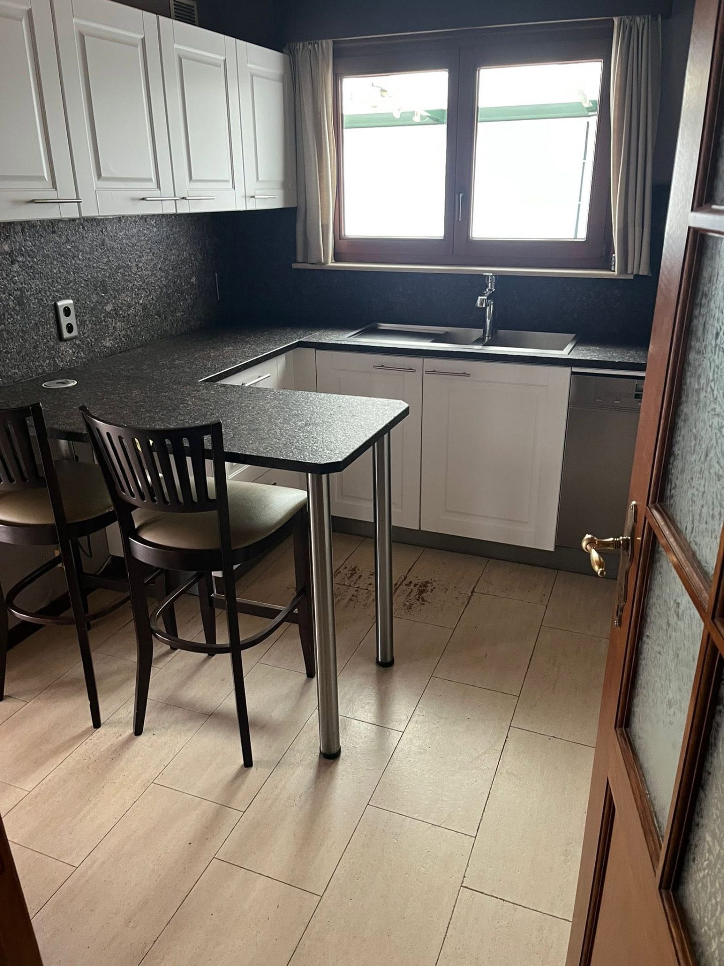 Dezelfde keuken leeg en bezemschoon na de volledige ontruiming van de woning