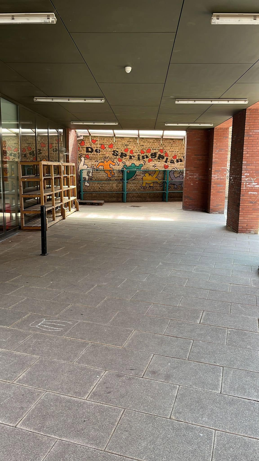 Dezelfde ruimte van de school volledig leeg en geveegd na de ontruiming