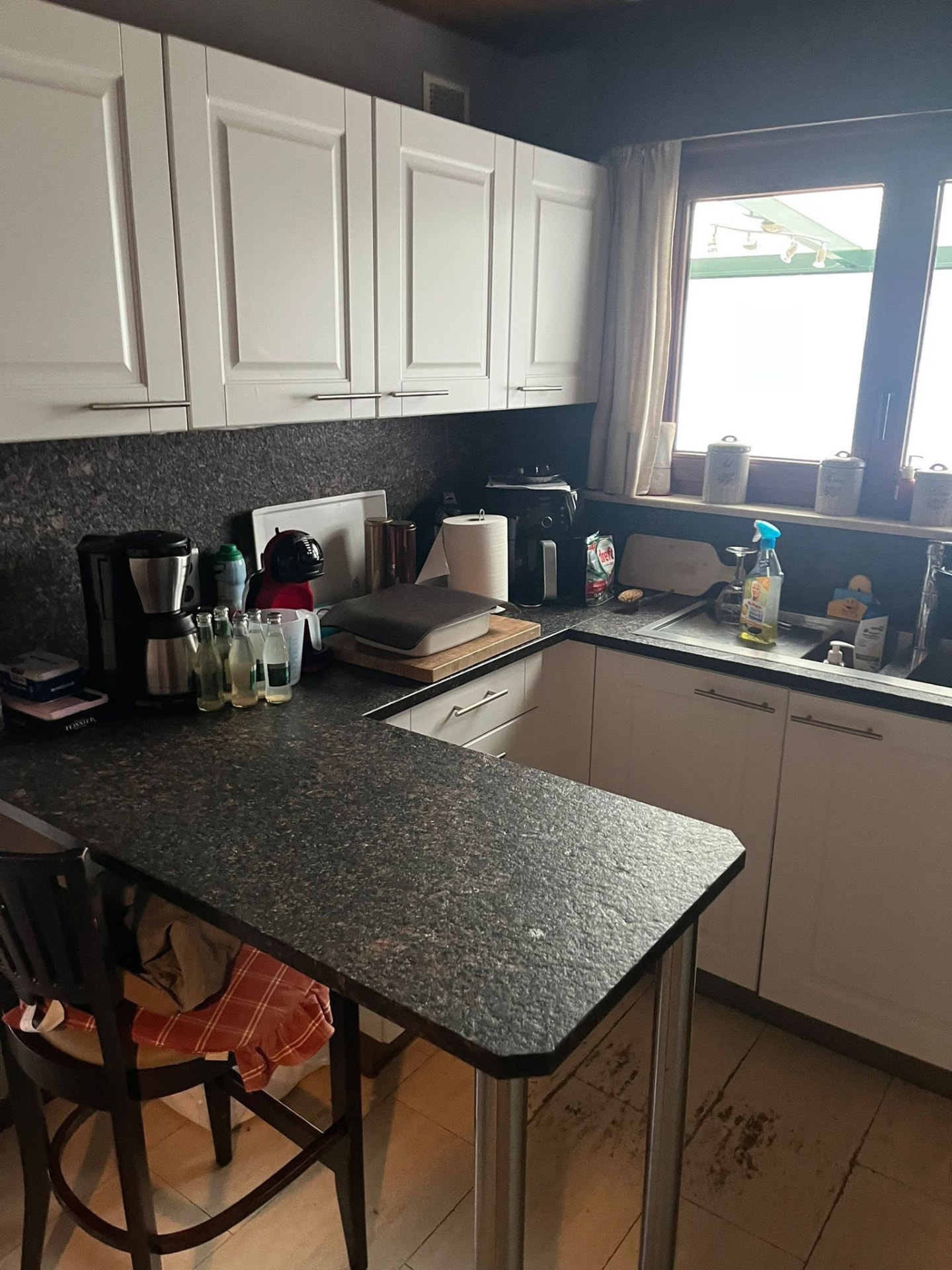 Keuken vol serviesgoed en huisraad in een volledig te ontruimen woning